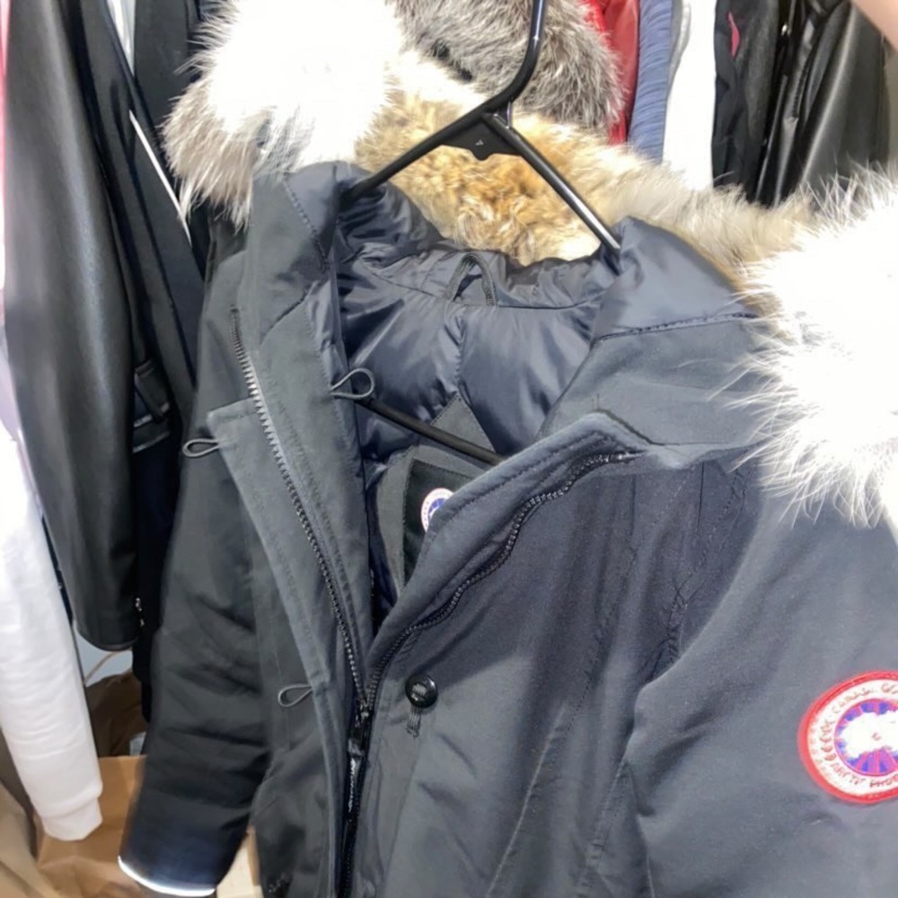 Hi , I’ll be selling an canda goose fur coat , great condition still